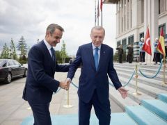 Unser Archivfoto (© Eurokinissi) entstand im Mai 2024 während eines Treffens zwischen Premierminister Mitsotakis (l.) und Erdogan in Ankara.