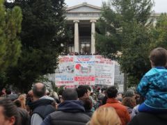 Unser Foto (© Eurokinissi) entstand am Sonntag (17.11.) vor dem Polytechnikum in Athen, wo 1973 der Studentenaufstand begonnen hatte und blutig niederschlagen worden war.