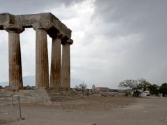 Foto (© Griechenland Zeitung / rs): Der Apollon-Tempel in Altkorinth 