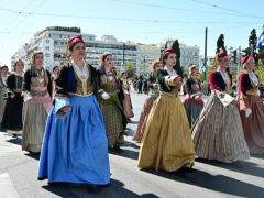 Unser Foto (© Eurokinissi) entstand am Montag (28.10.) während einer Schülerparade in Athen.